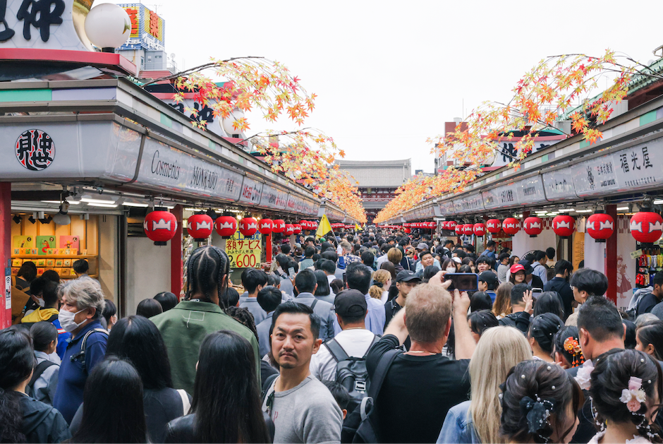 東京必去景點：淺草寺前的仲見世通商店街，除了是著名的散步路線之外，有許多必買伴手禮