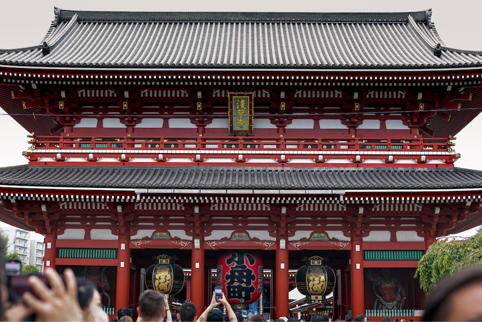 東京著名景點：東京淺草寺寶藏門，紅色和黑色的巨大燈籠懸掛於門前，展示壯觀的日式文化與建築