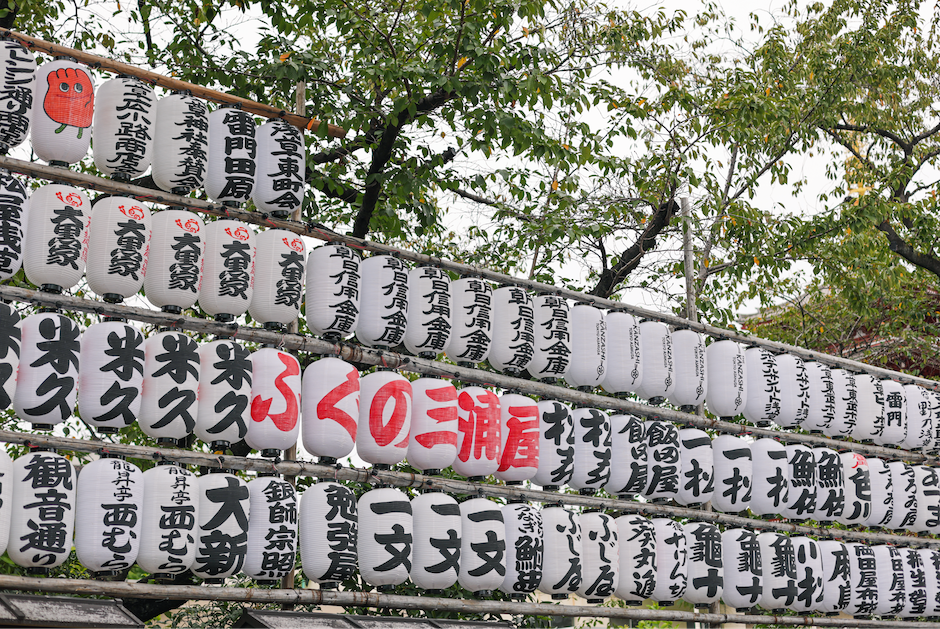 東京著名景點：東京淺草寺的白色燈籠排列，展示了傳統日本文化元素