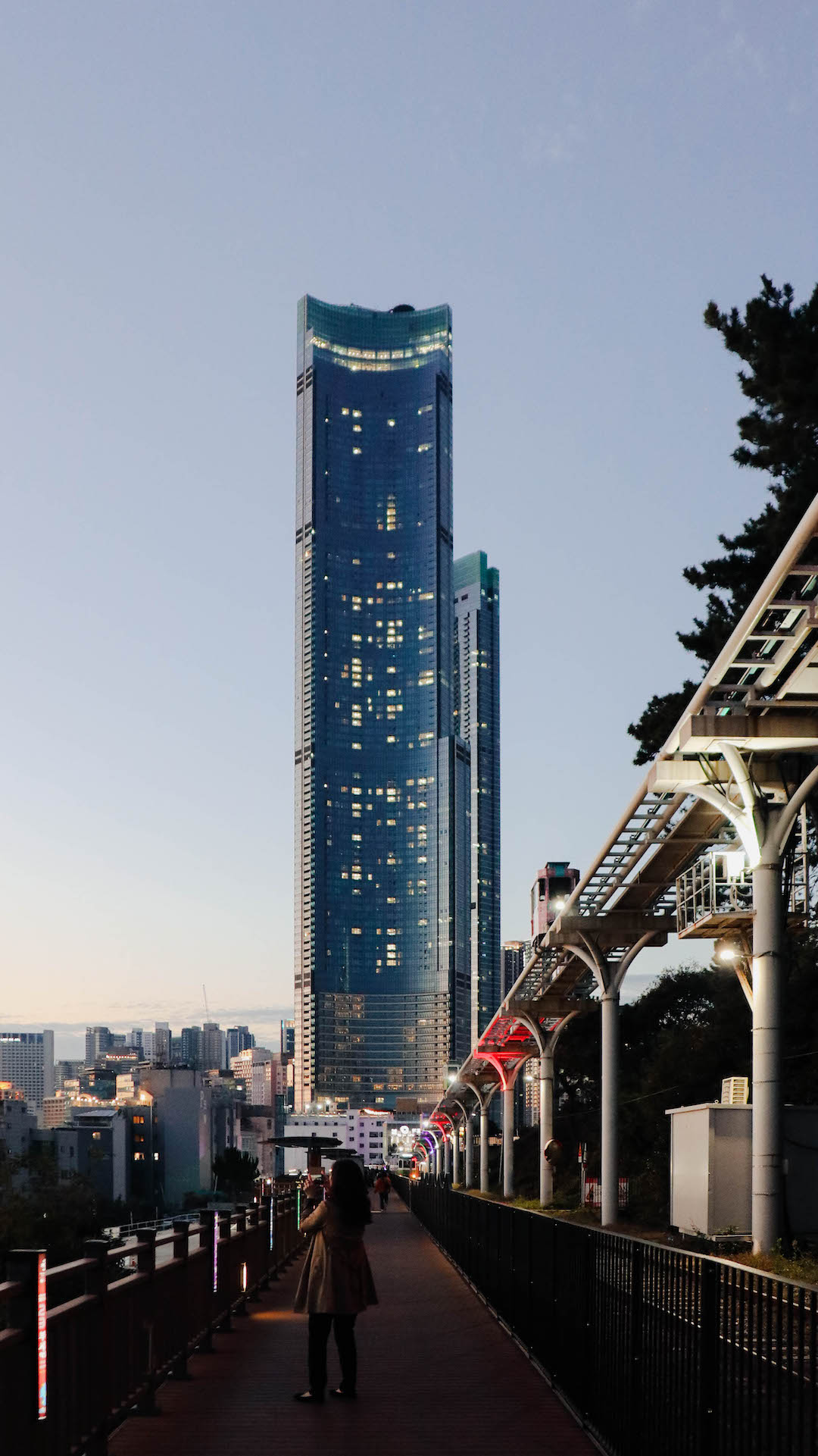 釜山海雲台景點推薦：海雲台藍線公園夜景，可看到釜山最新第一高樓 BUSAN X the SKY